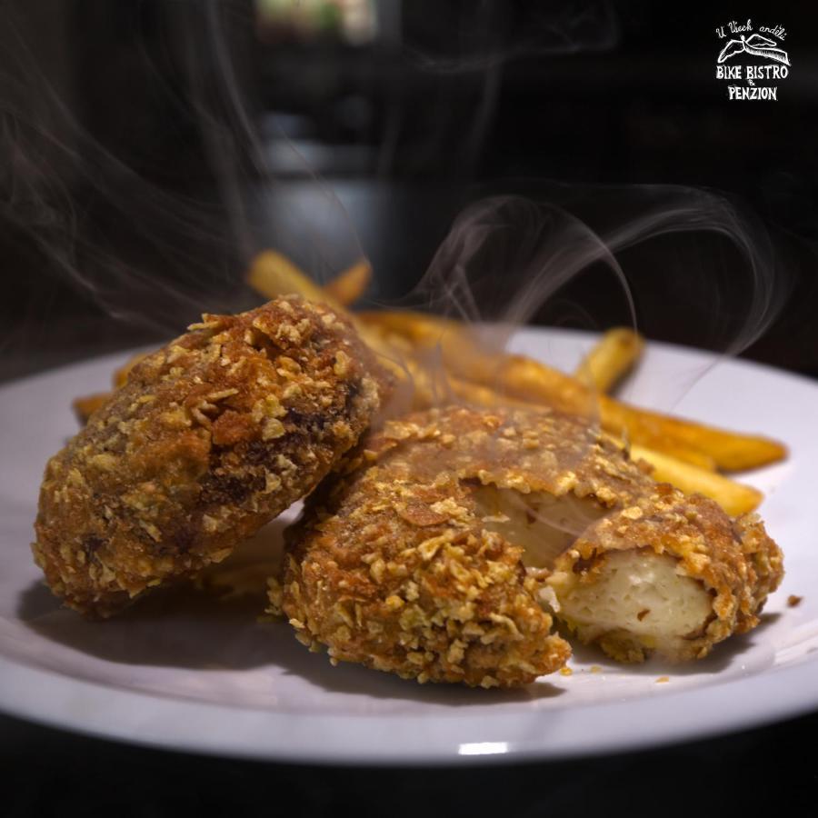 Bike Bistro A Penzion U Vsech Andelu Nove Mesto pod Smrkem Buitenkant foto