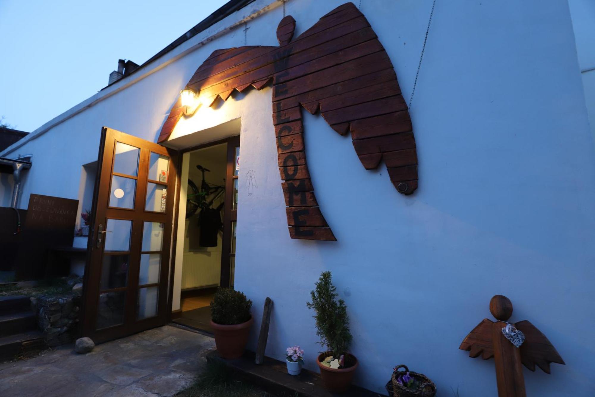 Bike Bistro A Penzion U Vsech Andelu Nove Mesto pod Smrkem Buitenkant foto