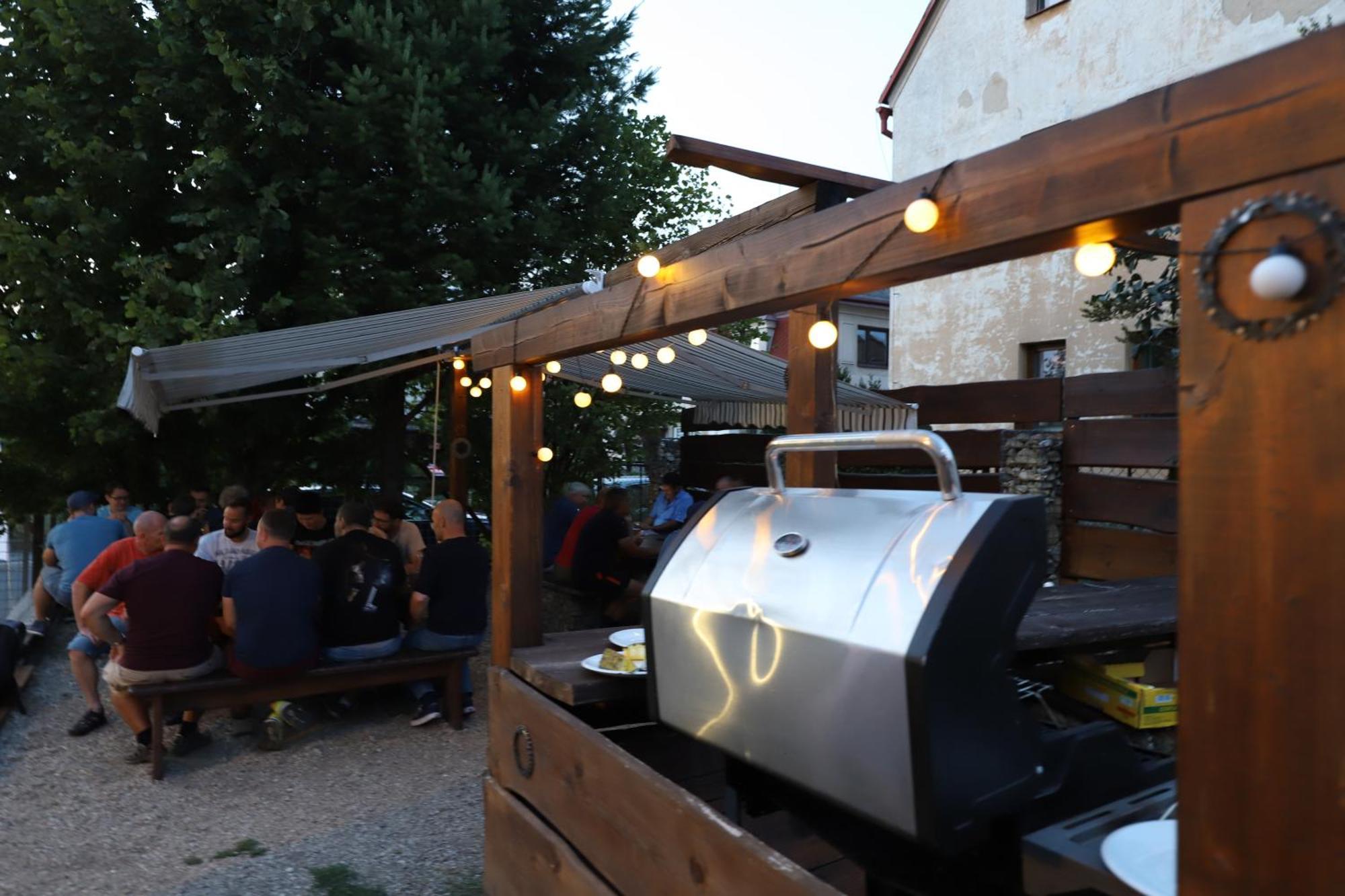 Bike Bistro A Penzion U Vsech Andelu Nove Mesto pod Smrkem Buitenkant foto
